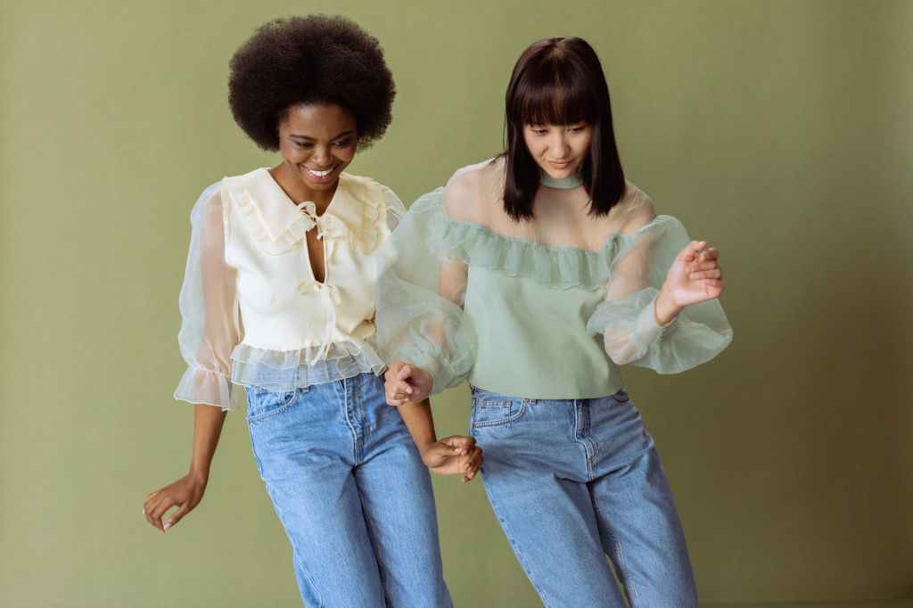 Cómo usar una camisa polo de mujer