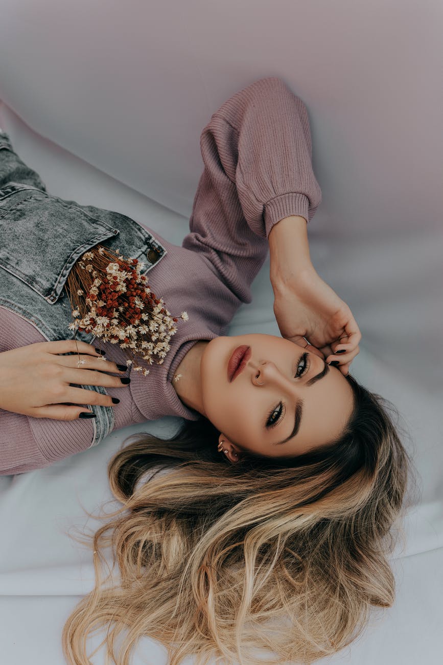 Las 15 mejores camisas blancas con botones para mujer: Everlane, Madewell y más